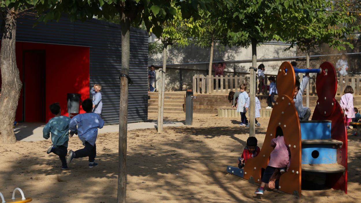 Les AFA convoquen una mobilització aquest divendres per exigir més ombra als patis escolars