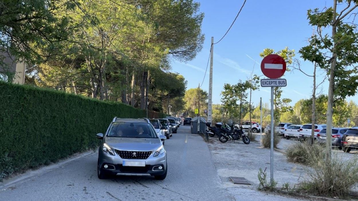 Les famílies de l'Avenç, satisfetes amb el nou paviment del camí d'accés a l'escola