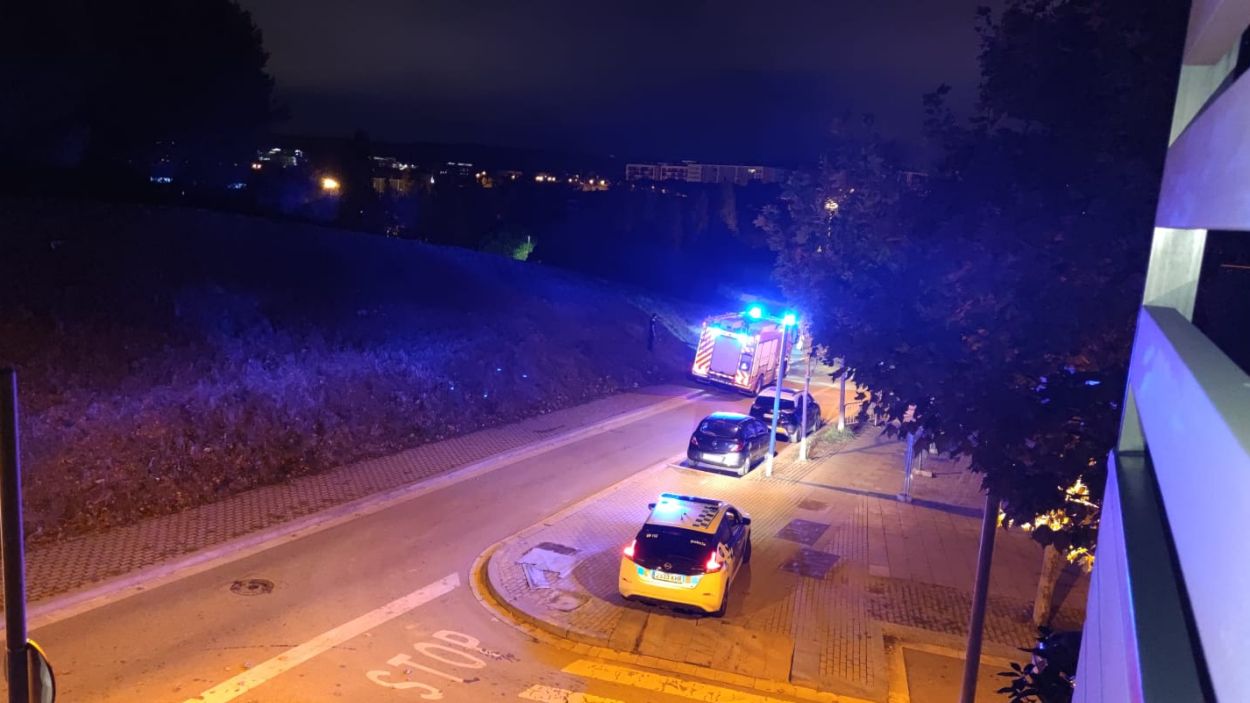 S'incendia un cotxe aquesta matinada al carrer Puig de Rimila, a Can Mates