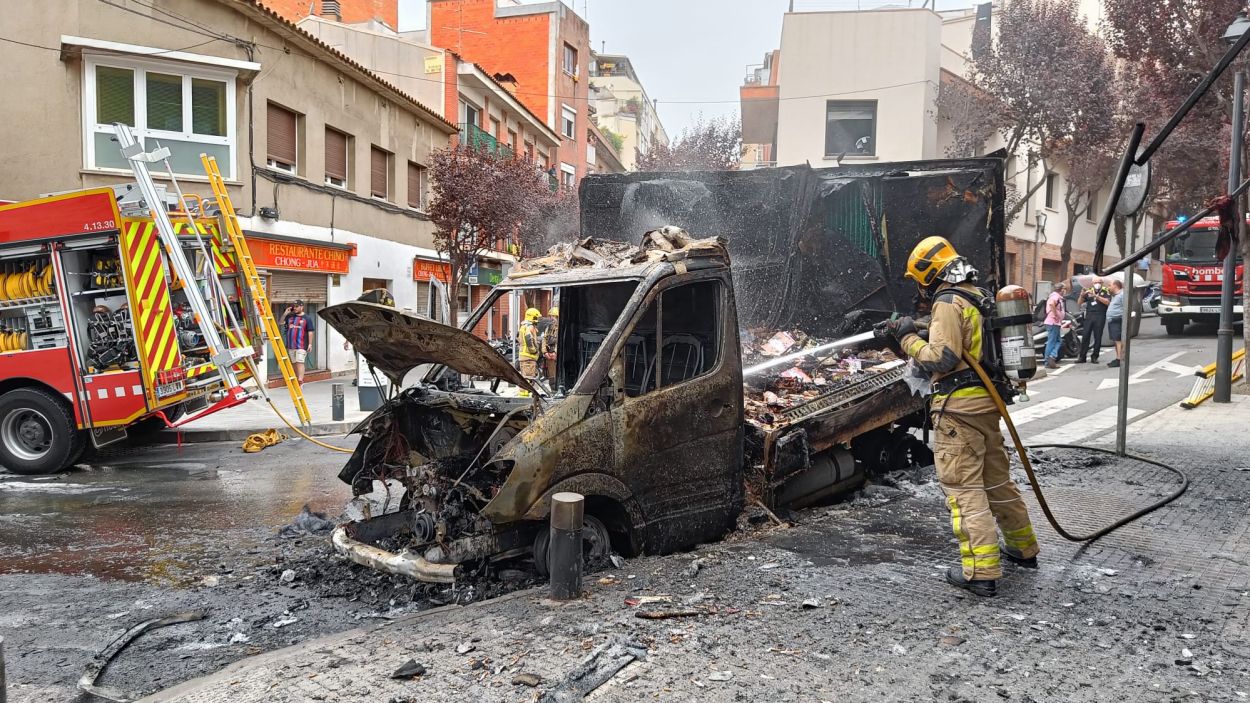 Un incendi calcina un camió i afecta la façana d'un edifici al carrer de Can Mates