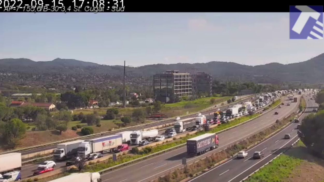Un accident ha causat cues de 10 km a l'AP-7 en direcció Girona a l'altura de Sant Cugat