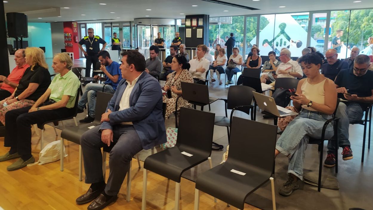 La Guinardera, els concerts de Festa Major i l'asfalt de l'avinguda Piscina, a l'audiència pública