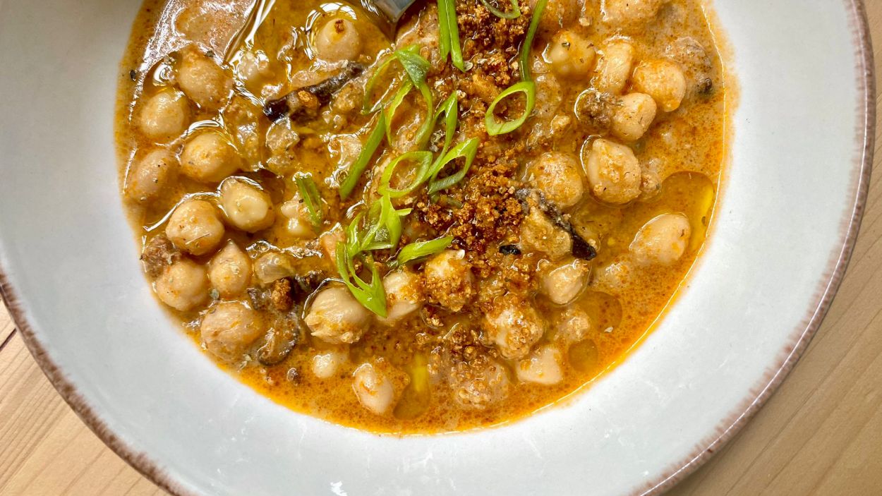 Com preparar un bon brou vegà que serveixi de base per a altres plats?