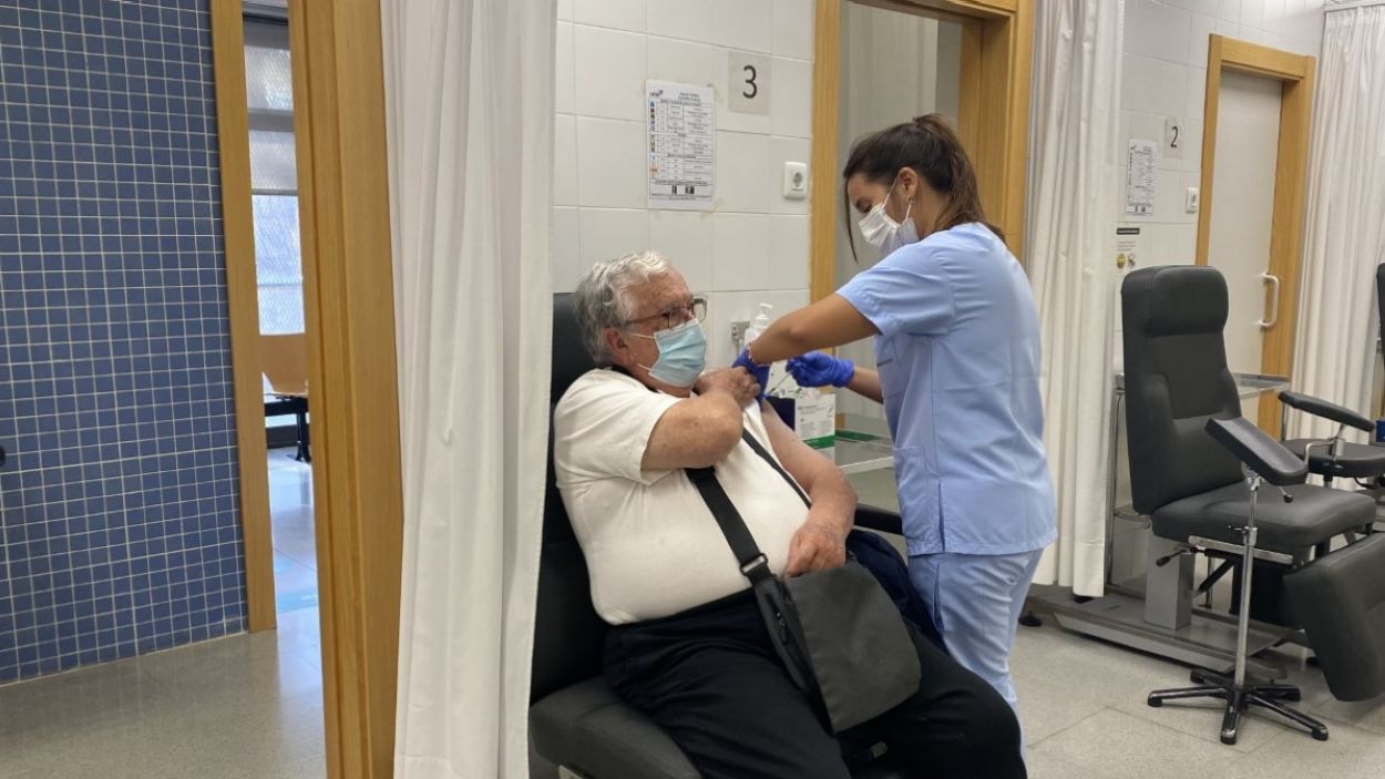 En marxa la vacunació de la quarta dosi de la Covid-19 i de la grip al CAP Valldoreix