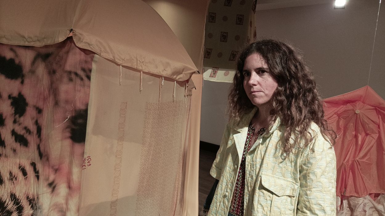 'Carrier Wave: Font Groga' omple de rialles el Centre d'Art Maristany