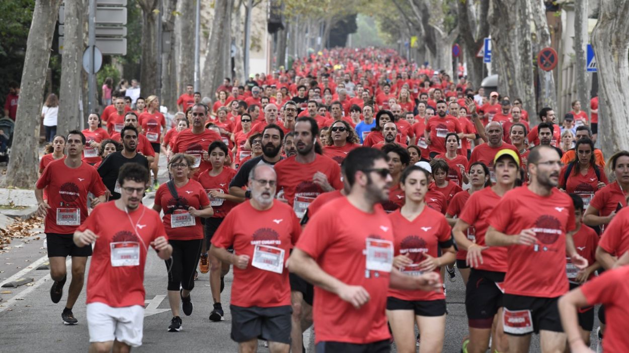 La marea vermella de la Cursa RAC1 envaeix Sant Cugat amb més de 3.000 participants