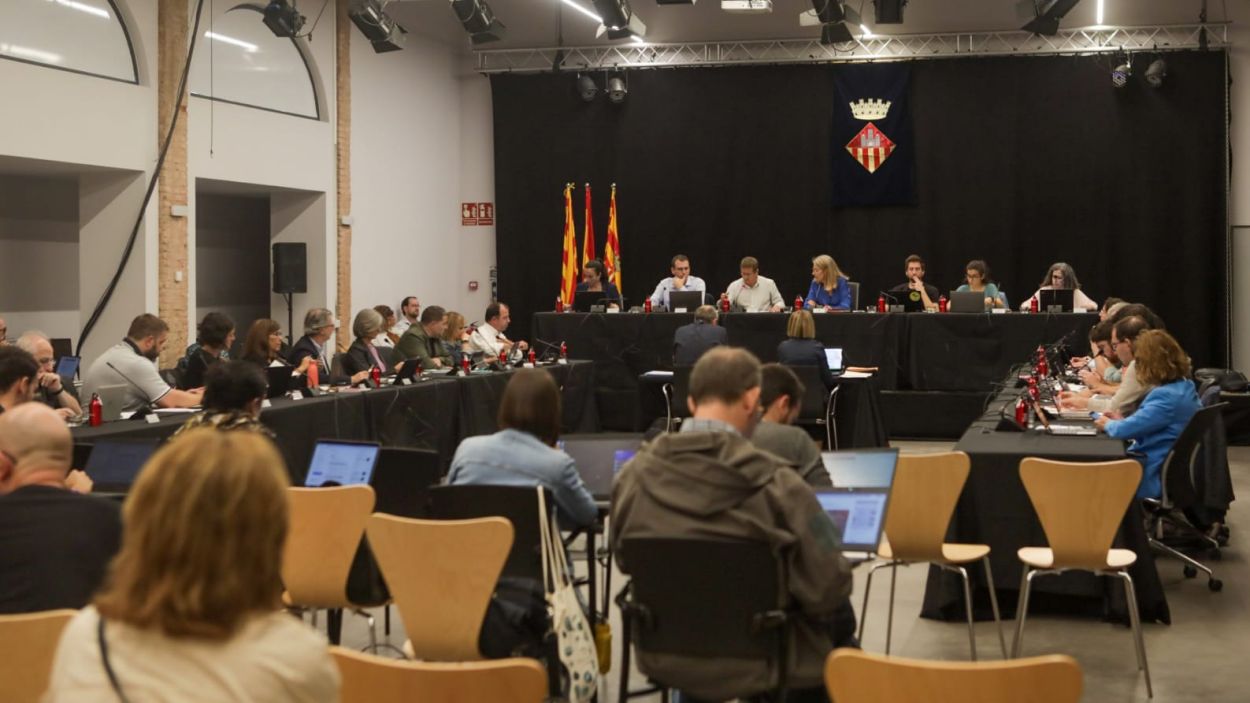 El ple tomba la moció de Junts per dedicar el 50% dels espais de comunicació municipals a entitats del tercer sector