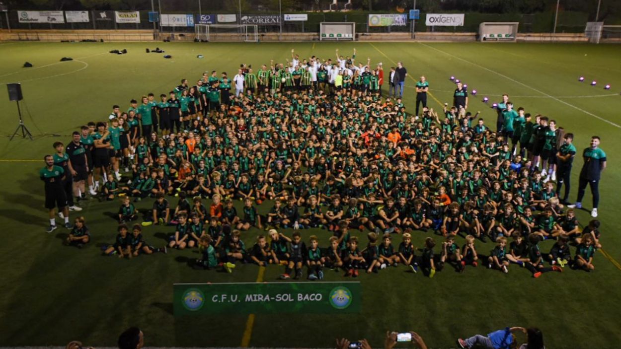 La presentació dels equips del Mira-sol, marcada per l'endarreriment del canvi de gespa