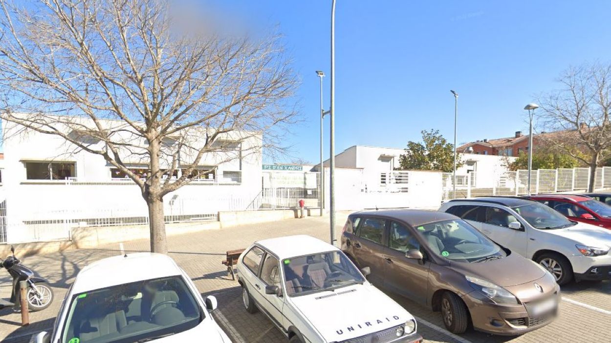 Inquietud a l'escola Pi d'en Xandri per un home que 
