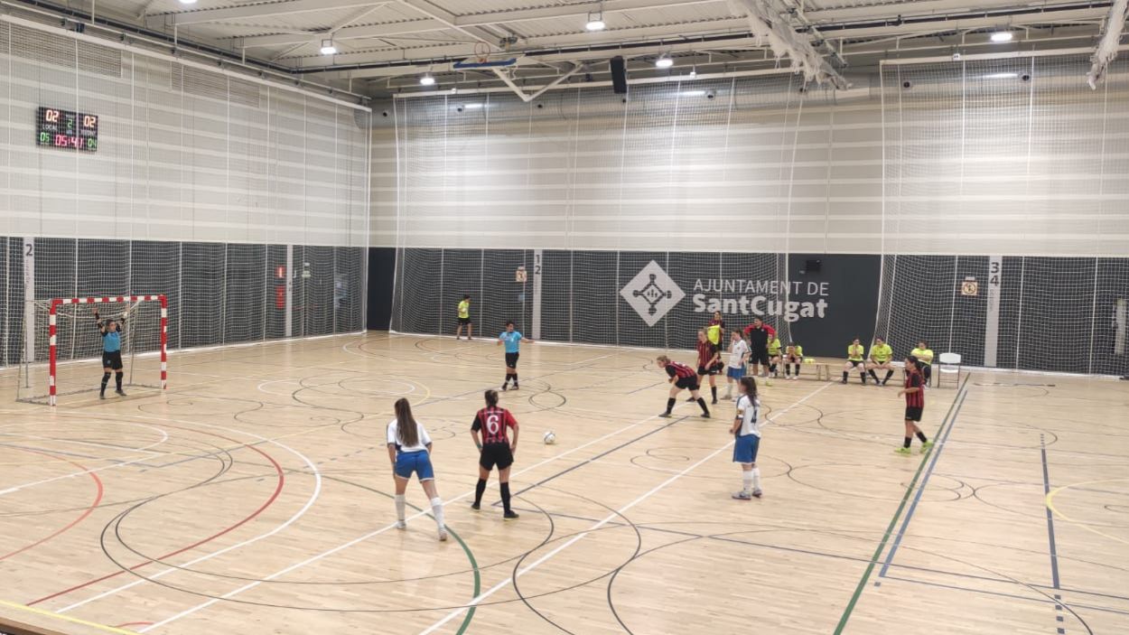 Un Futbol Sala Sant Cugat femení tou en defensa cau davant un efectiu Vallirana