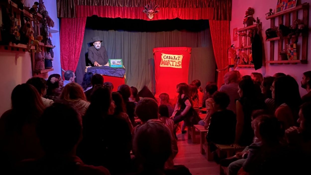 Esquelets, bruixes i vampirs fan parada a Can Ninot amb 'Halloween Mortis Show'