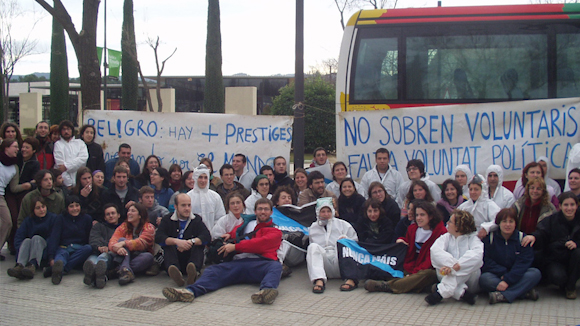 Prestige: 20 anys de la marea blanca santcugatenca que va anar a netejar 'chapapote'