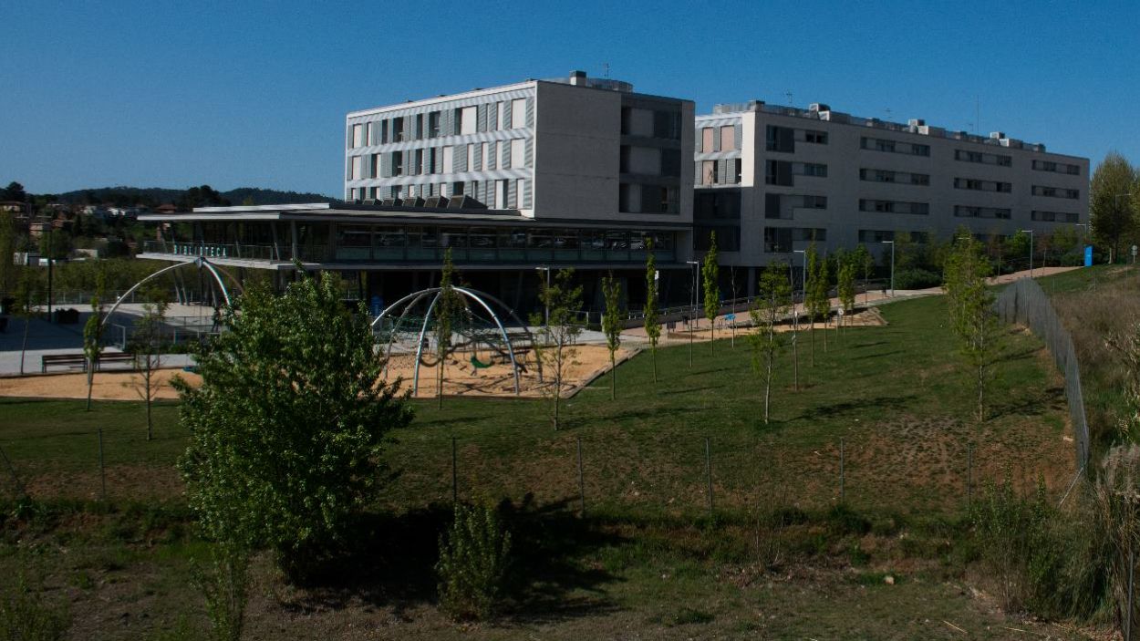 Últims retocs a la plaça Ausiàs March de Mira-sol