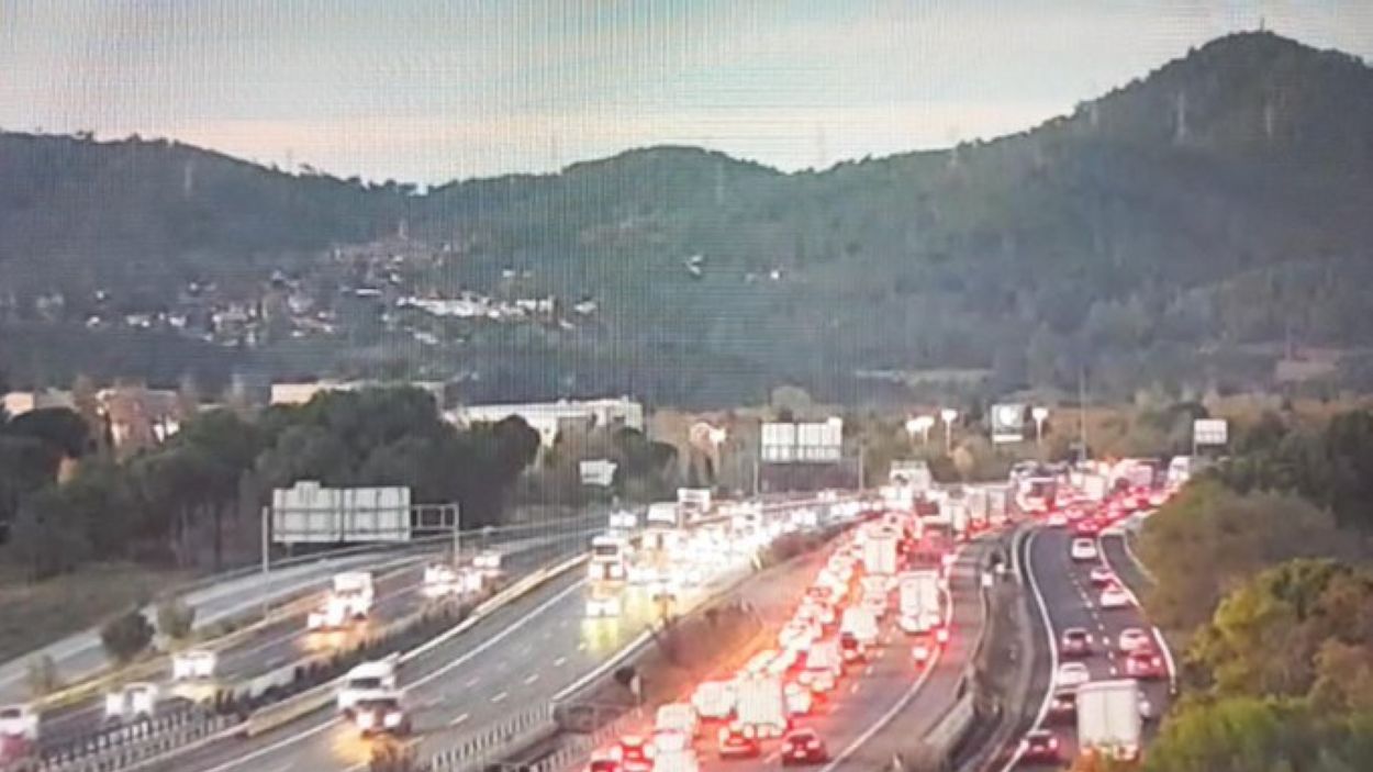 Matí complicat a l'AP7 i a la B30 per dos accidents diferents