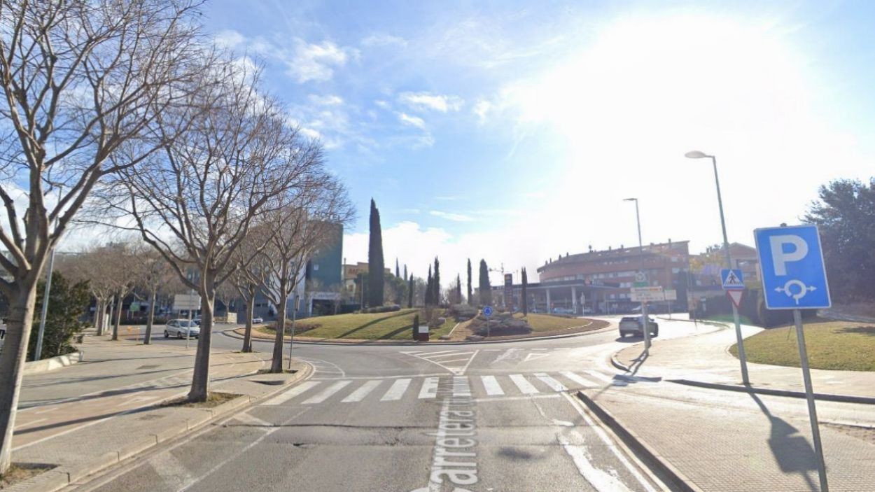 Un turisme atropella dues persones en un pas de vianants a la plaça del Xic