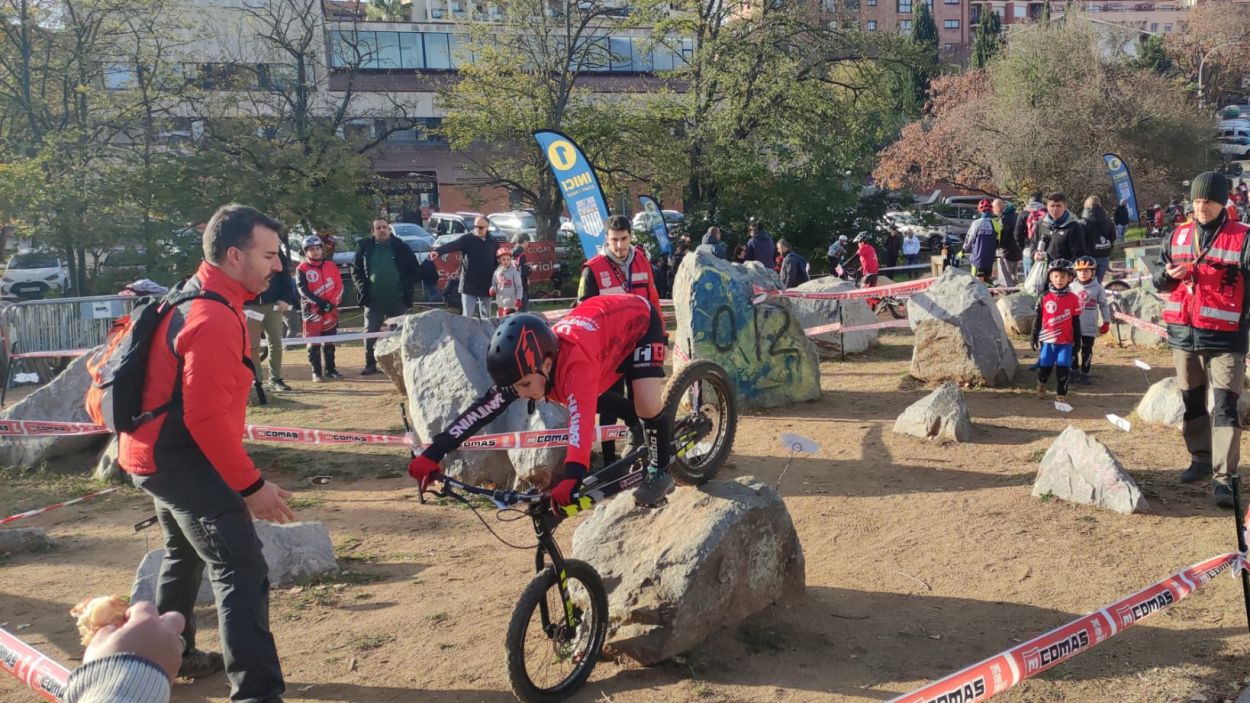 Sant Cugat s'omple de joves bikers que superen obstacles a bon ritme