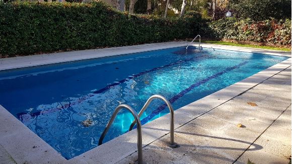 La ciutat de les piscines, pionera en obligar a l'estalvi d'aigua