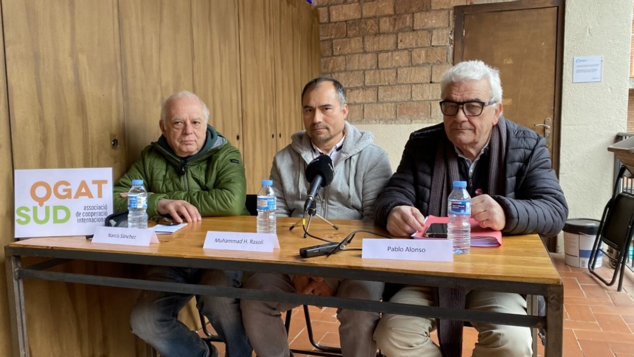 El refugiat afganès Muhammad H. Rasoli busca un pis a Sant Cugat