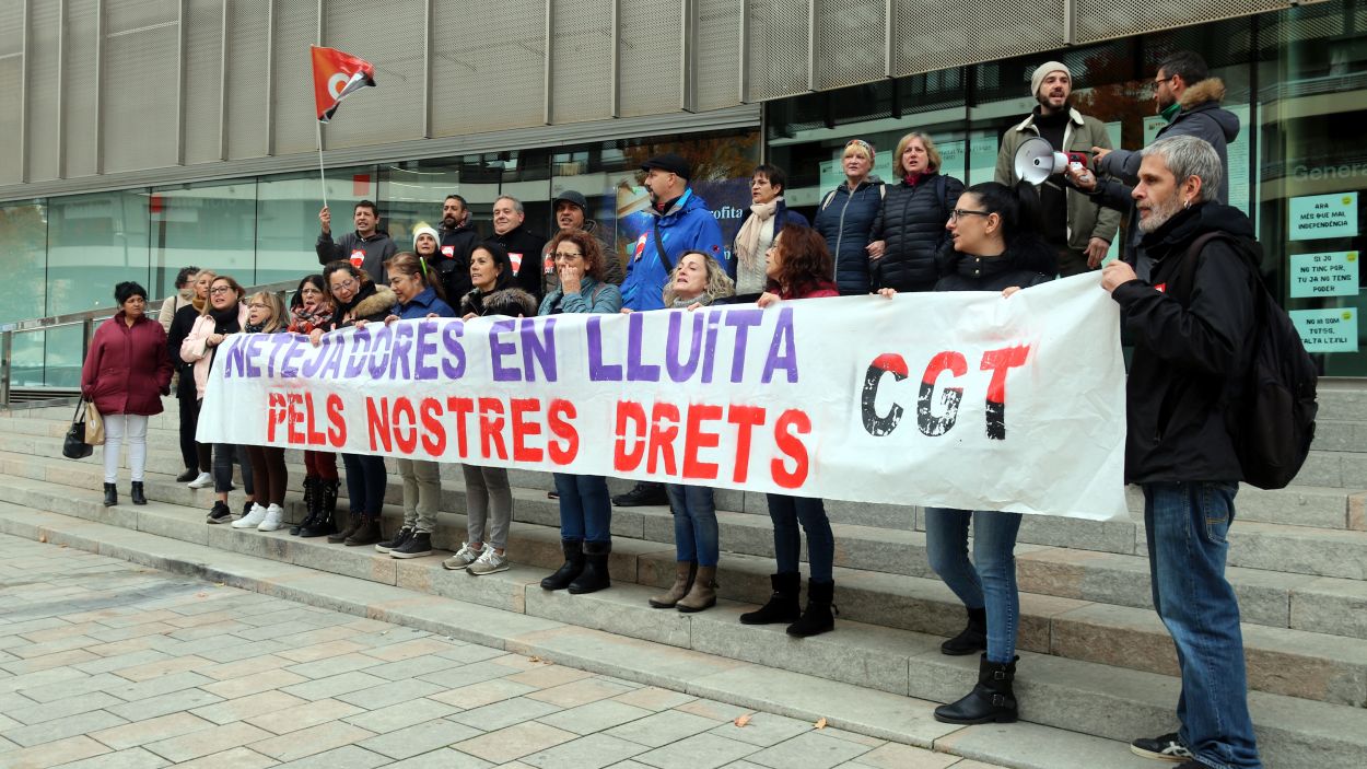 La plantilla de neteja d'equipaments municipals, cridada a la vaga