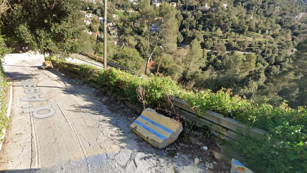 Tall de trànsit al carrer Sant Francesc d'Assís per obres d'estabilització i millora