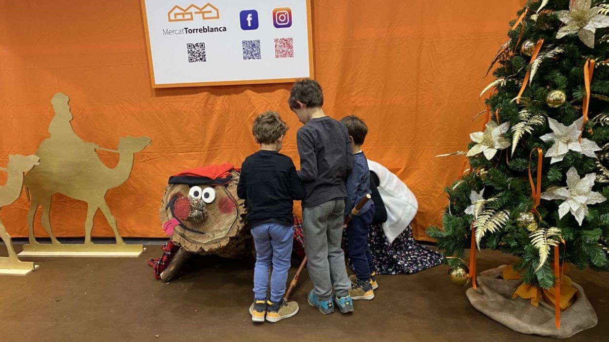 Un tió molt matiner caga monedes de xocolata al Mercat de Torreblanca