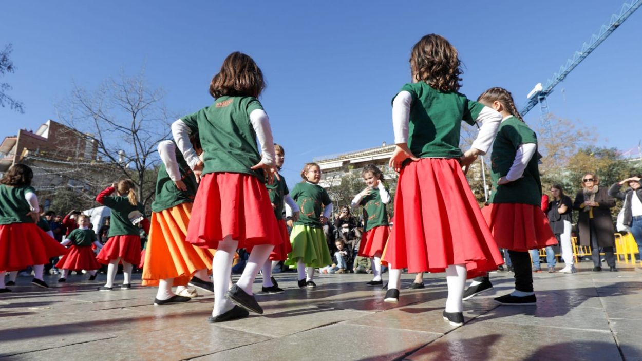 Els infants de l'Esbart i l'EMTSC animen els carrers i les places de Sant Cugat amb música, dansa i llufes