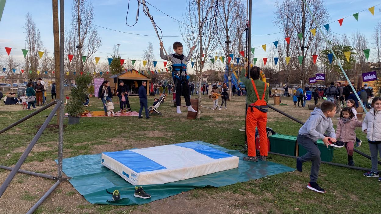 Els infants de Sant Cugat gaudeixen el final d'any a l'Envelat de Nadal