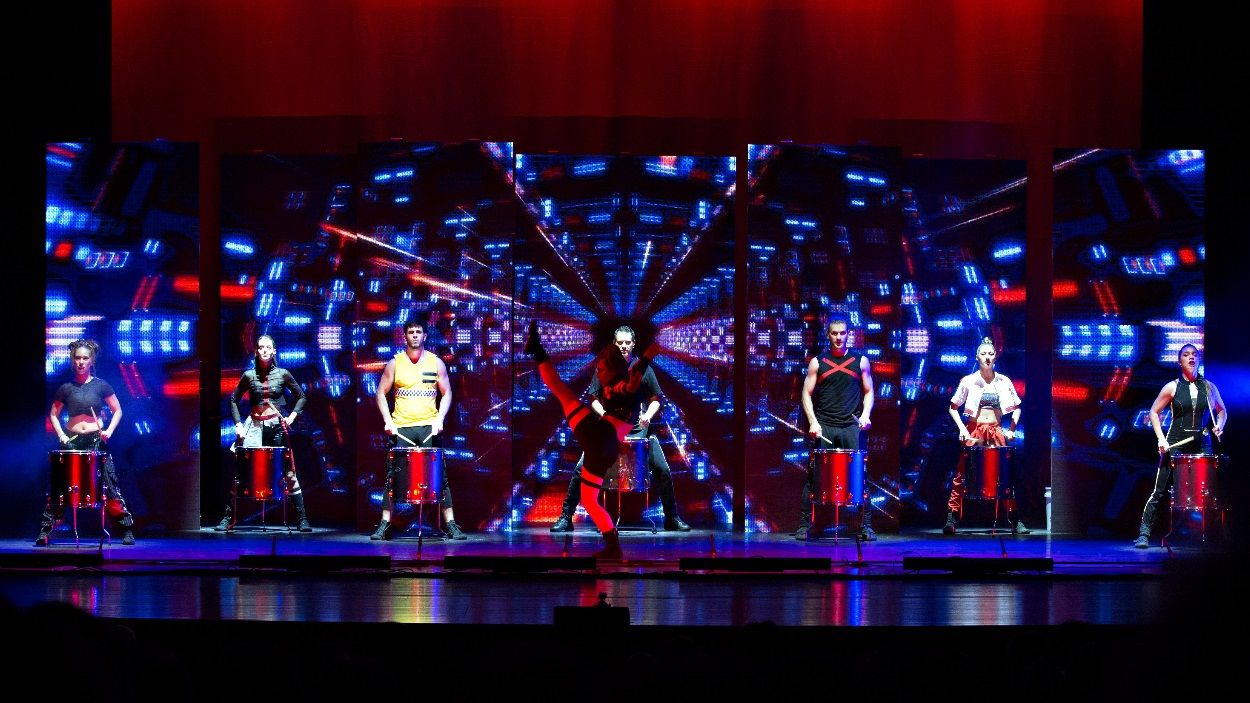 Mayumana porta el seu espectacle de dansa i percussió 'Currents' al Teatre-Auditori