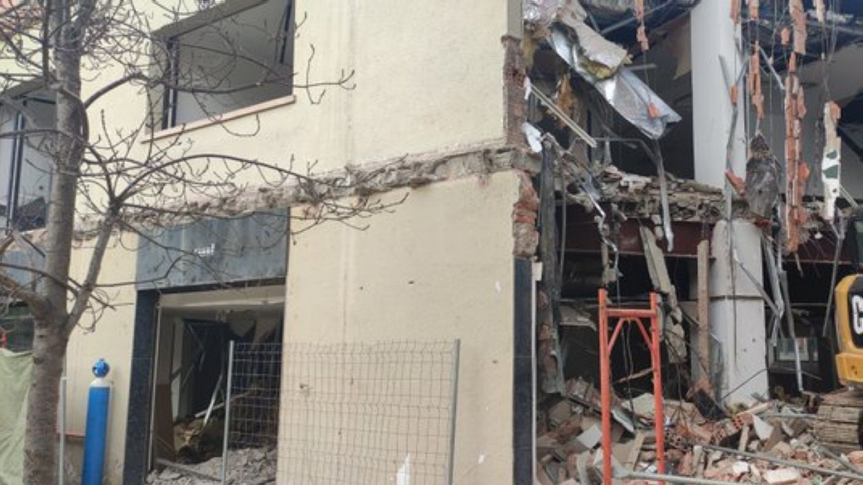 Arrenca l'enderrocament de l'edifici de Mobles Carré