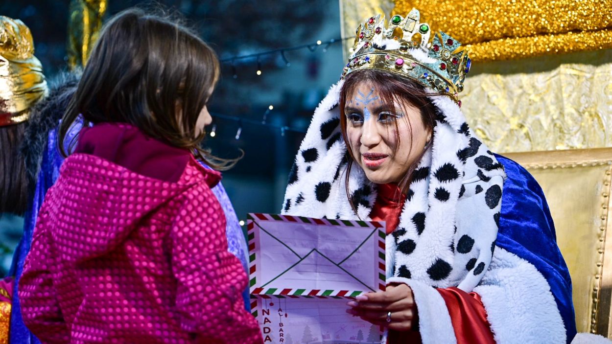Nervis i alegria a l'entrega de les cartes dels infants de Sant Cugat als patges reials