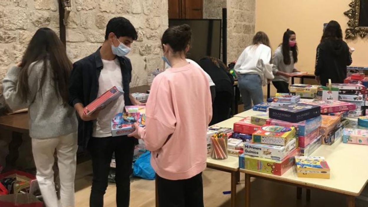 La campanya solidària 'Un nen, una joguina' reparteix un miler de regals