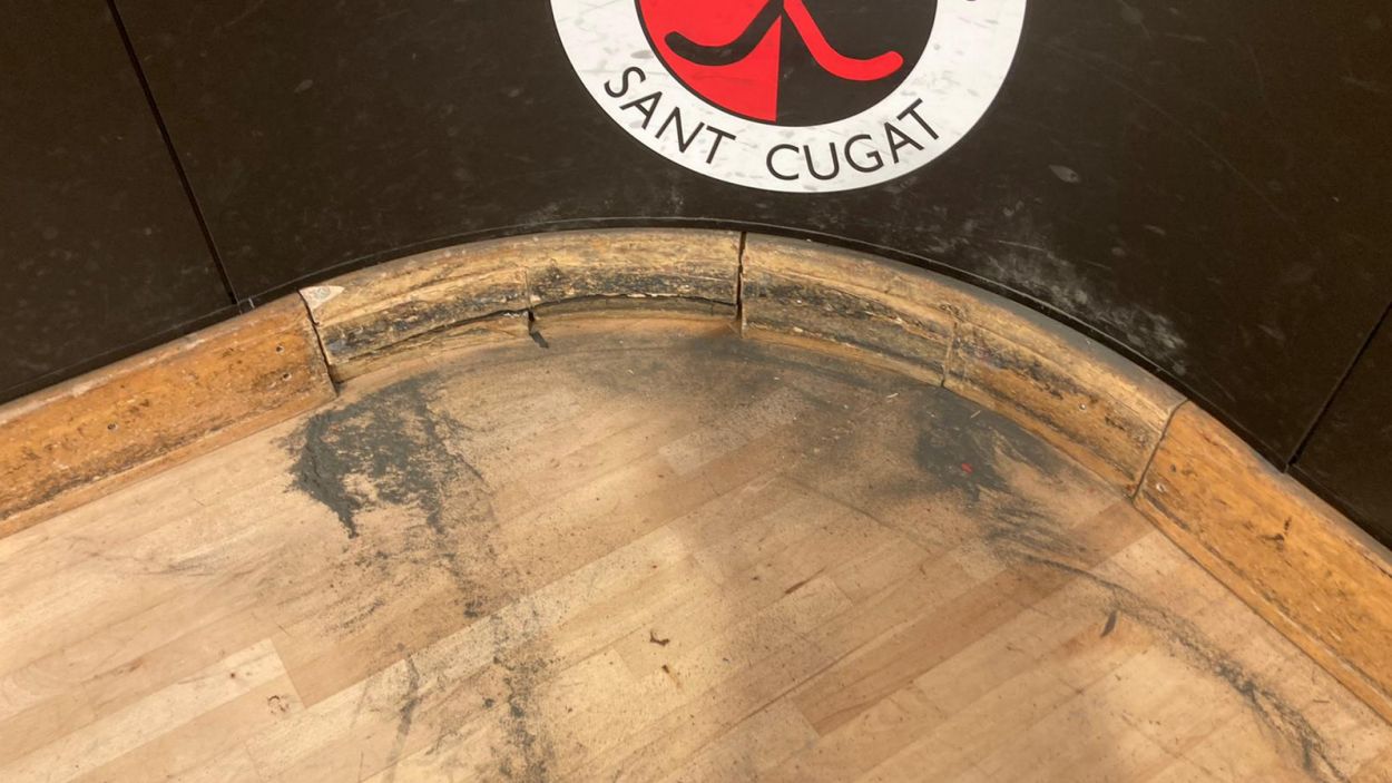 El Solideo- Patí Hoquei Club Sant Cugat denuncia la falta de neteja del parquet del Pav 2