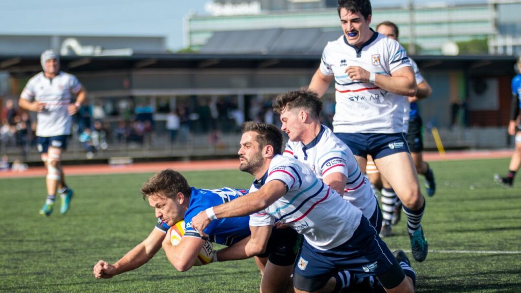 Alt: Derrota del Rugby Sant Cugat masculí a la tornada de les semifinals per pujar a Divisió d'Honor