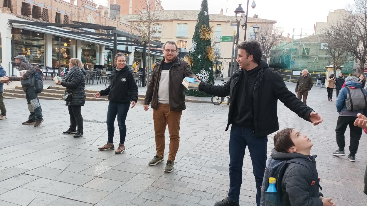 Una cadena humana ha fet possible el trasllat de la llibreria Re-read