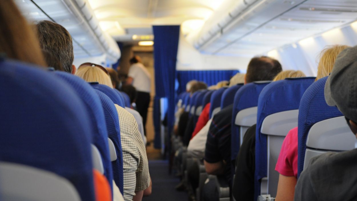 En quina classe d'avió vola el personal municipal en els viatges professionals?