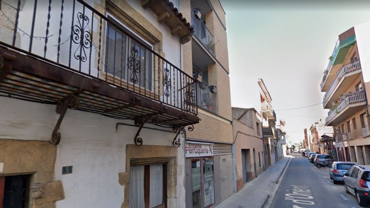 Els Bombers sufoquen de matinada un incendi en un habitatge del carrer d'Orient