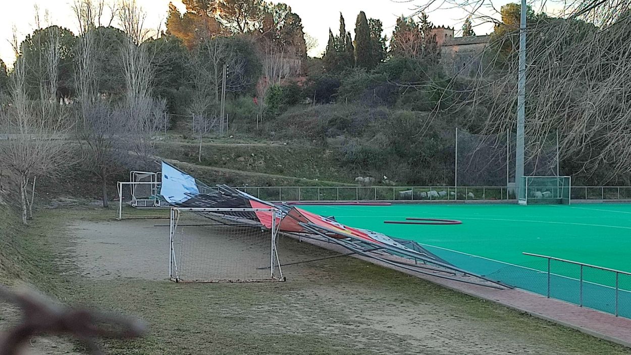 Arbres, branques i estructures metàl·liques caigudes, principals incidents que deixa la ventada a Sant Cugat