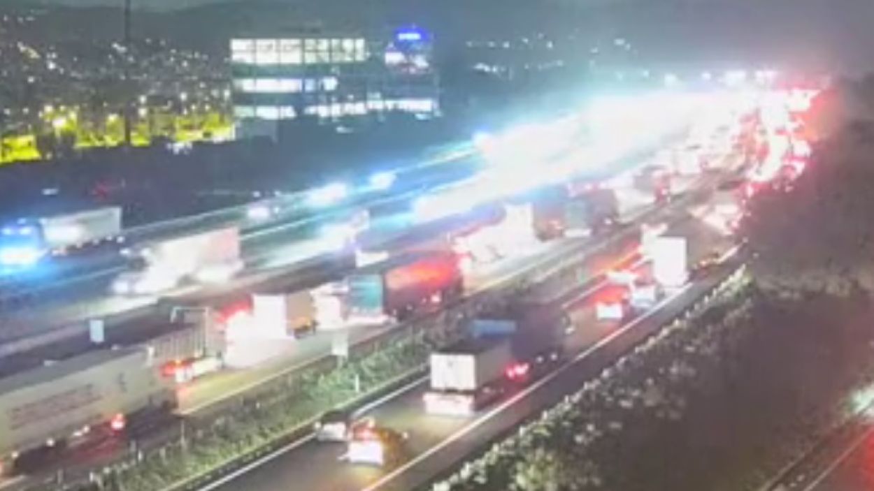 Matí de retencions a l'AP-7 al seu pas per Sant Cugat per un accident