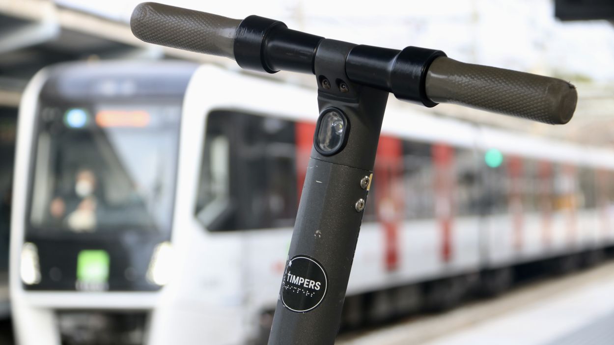 Sense patinets elèctrics al transport públic durant sis mesos