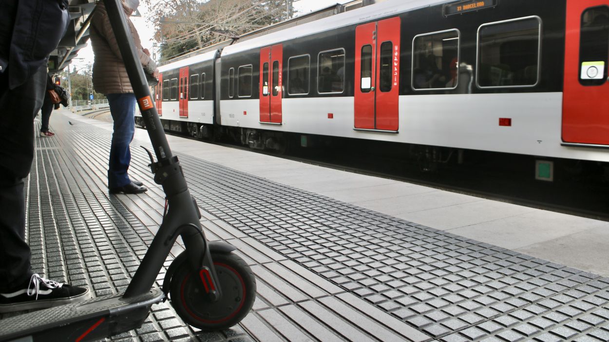 La prohibició de pujar patinets elèctrics al transport públic s'allarga fins al 31 d'octubre