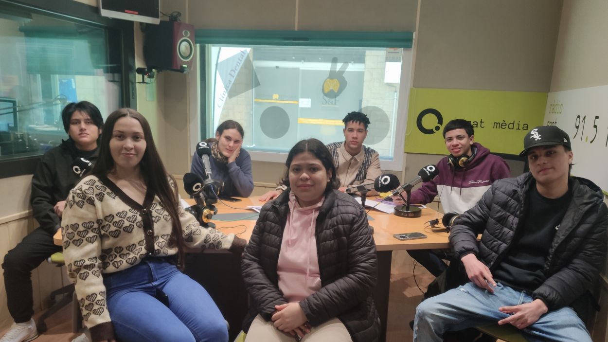 Els alumnes del Centre de Formació d'Adults dediquen el primer programa del 2023 a la Pau