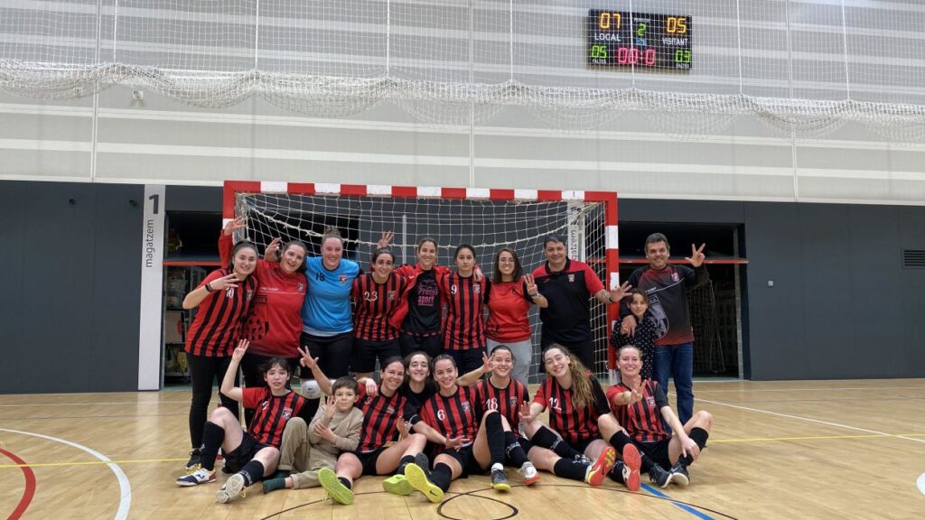Alt: El Futbol Sala Sant Cugat femení supera a un rival directe en un duel apassionant