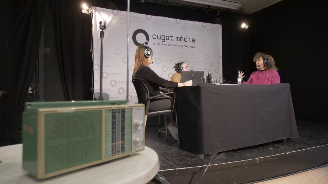 El 'Connectats' reivindica el llegat de la ràdio envoltat de jovent