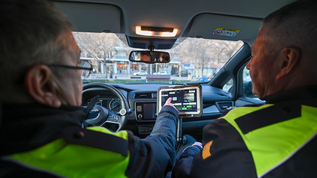 Un nou vehicle amb lector de matrícules controla l'estacionament regulat