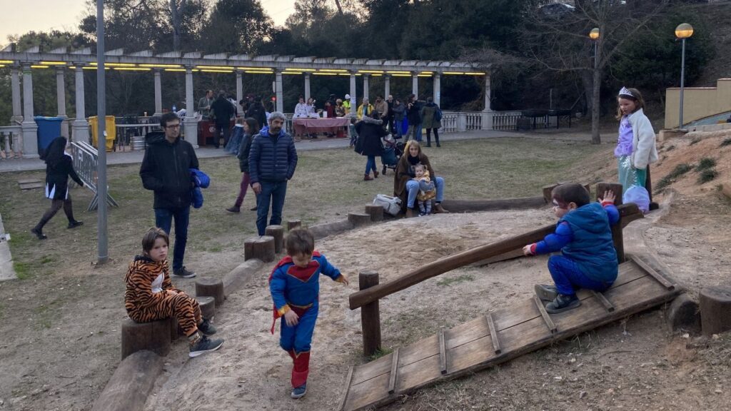 Alt: Alegria, rialles i moltes disfresses en el Carnaval de la Floresta