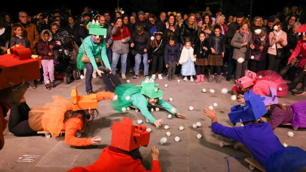 Alt: Sant Cugat es disfressa per Carnaval i la rua de comparses