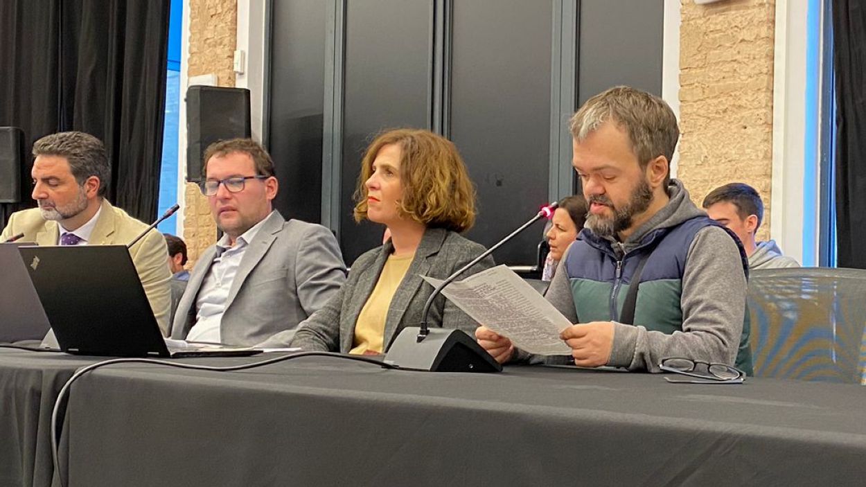 El ple es compromet a defensar els drets laborals de les persones amb nanisme