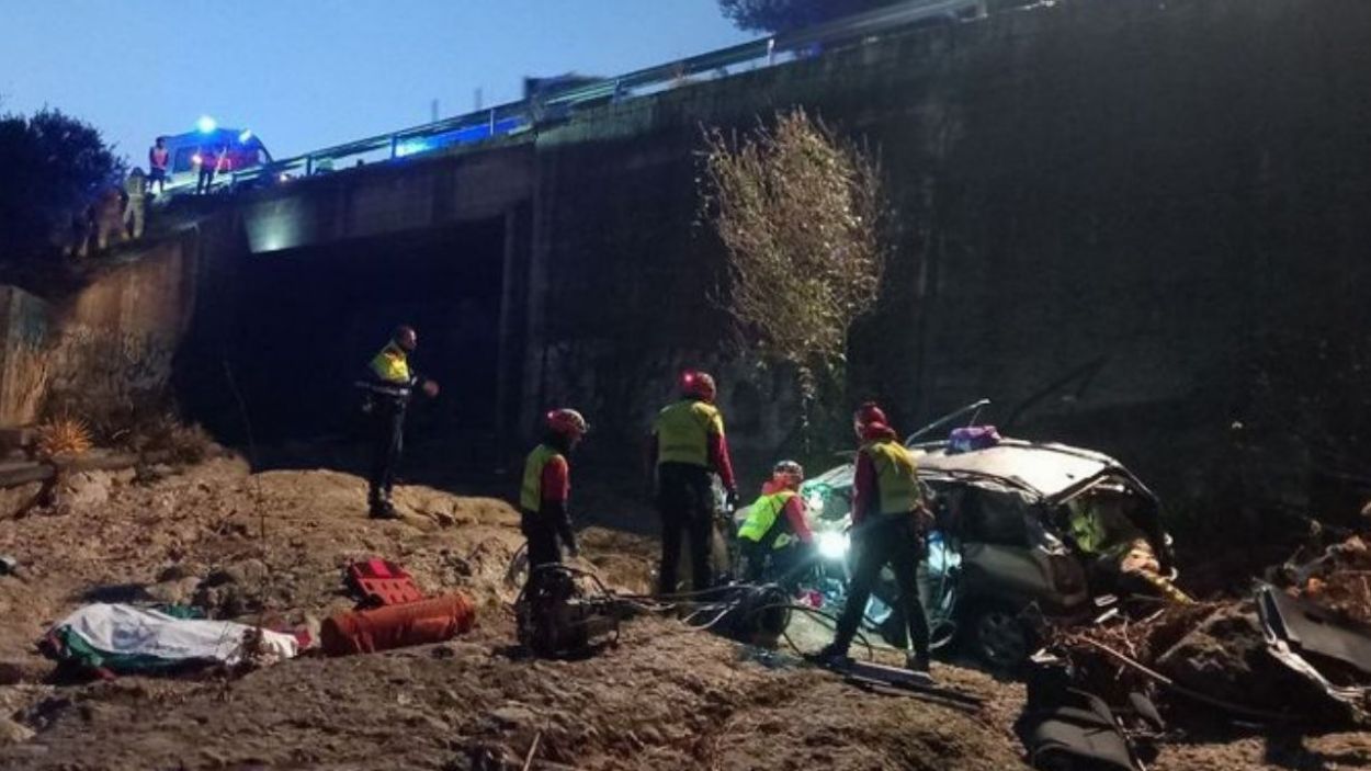 Els Bombers excarceren una conductora atrapada en precipitar-se per un pont a Sant Cugat