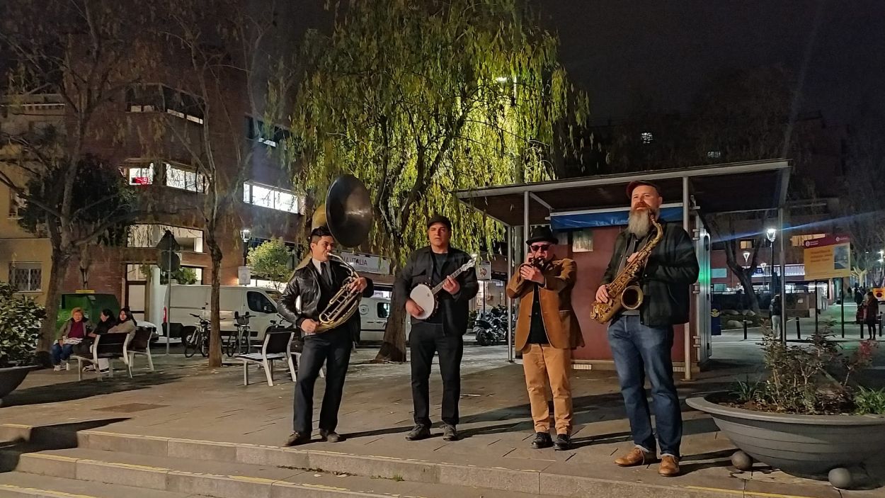 La música recorre els carrers amb la cercavila del Mardi Gras santcugatenc