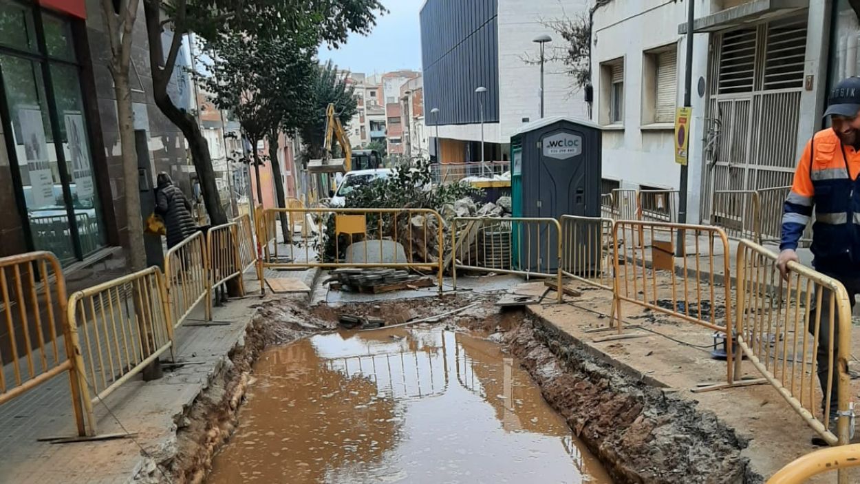 Les actuacions a Anselm Clavé han foradat per error una canonada d'aigua